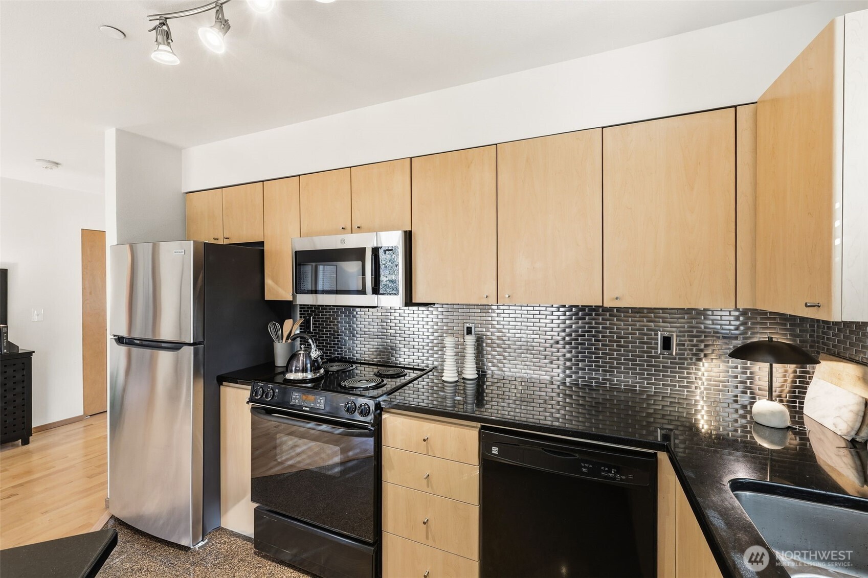 412 11th Avenue, Unit 206 Seattle, WA 98122 - Photo 13 of 28