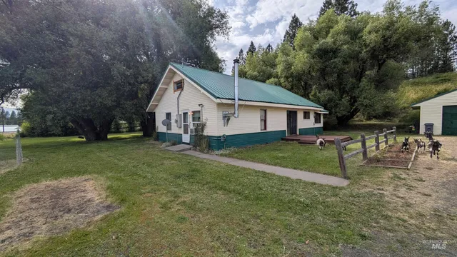 $250,000 | 3700 Highway 8 East Troy Id 83871, Troy, ID 83871