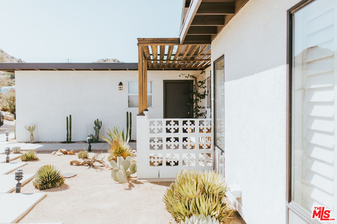 56434 Cobalt Road Yucca Valley, CA 92284 - Photo 56 of 75 a bathroom with a bathtub and a sink