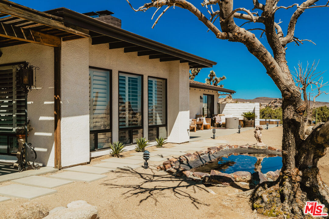 56434 Cobalt Road Yucca Valley, CA 92284 - Photo 63 of 75 a view of a dinning table and chairs in the patio