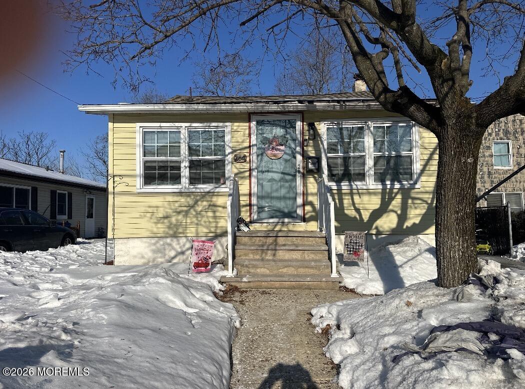 284 Washington Street Keyport, NJ 07735 - Photo 4 of 23 a front view of a house with a yard