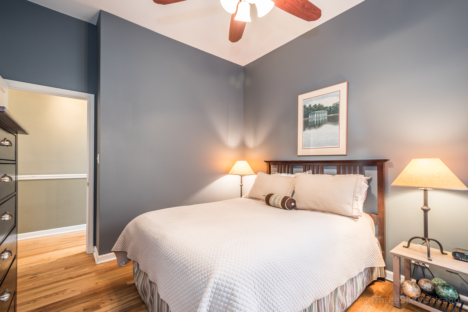 4028 North Sheridan Road, Unit 3 Chicago, IL 60613 - Photo 11 of 25 a bedroom with a bed and a lamp