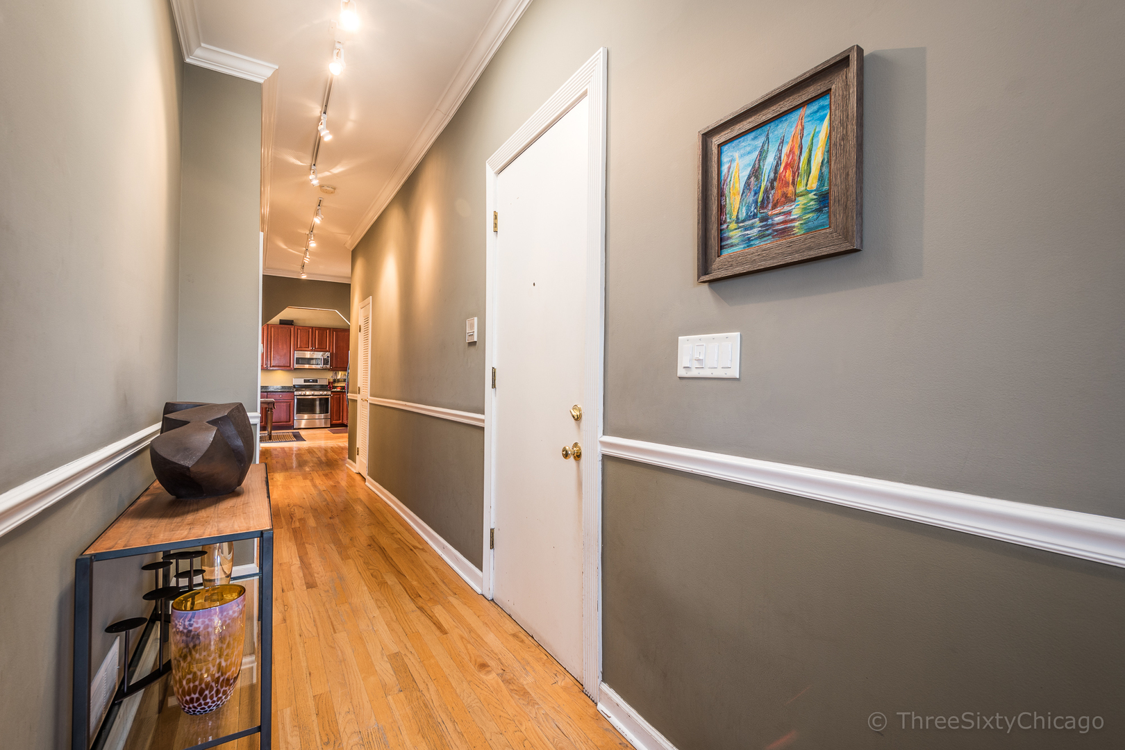 4028 North Sheridan Road, Unit 3 Chicago, IL 60613 - Photo 23 of 25 a view of a hallway with workspace