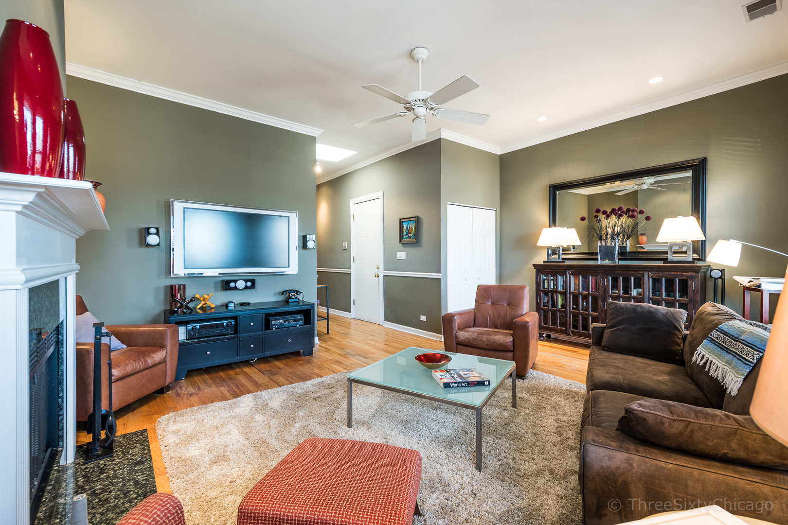4028 North Sheridan Road, Unit 3 Chicago, IL 60613 - Photo 4 of 25 a living room with furniture and a flat screen tv