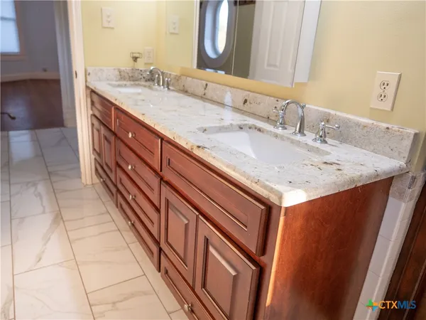 $385,500 | 408 East Reuss Boulevard, Cuero, TX 77954