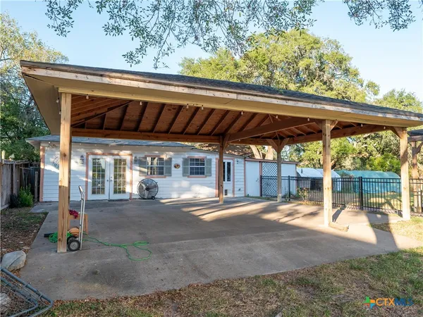 $385,500 | 408 East Reuss Boulevard, Cuero, TX 77954