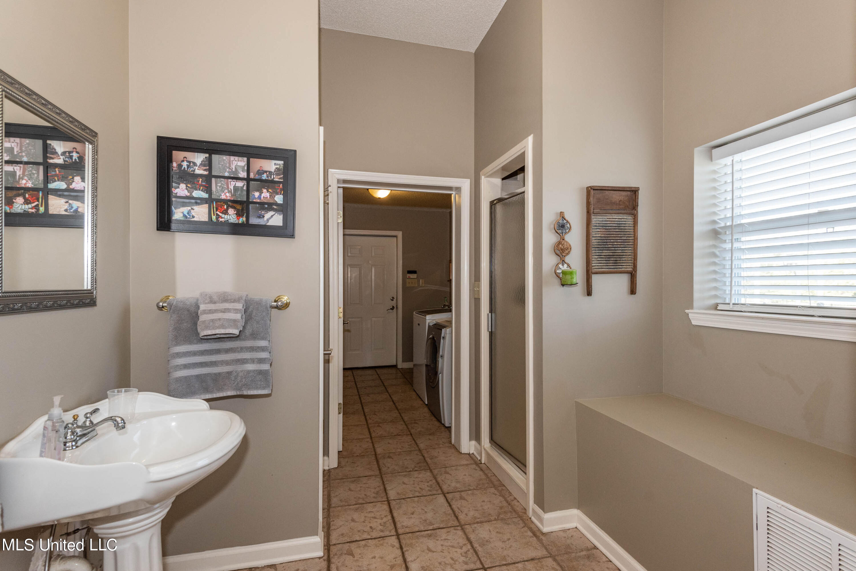4964 Smith Road Coldwater, MS 38618 - Photo 16 of 22 Pool Bathroom
