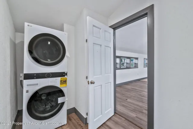 a view of empty room with window