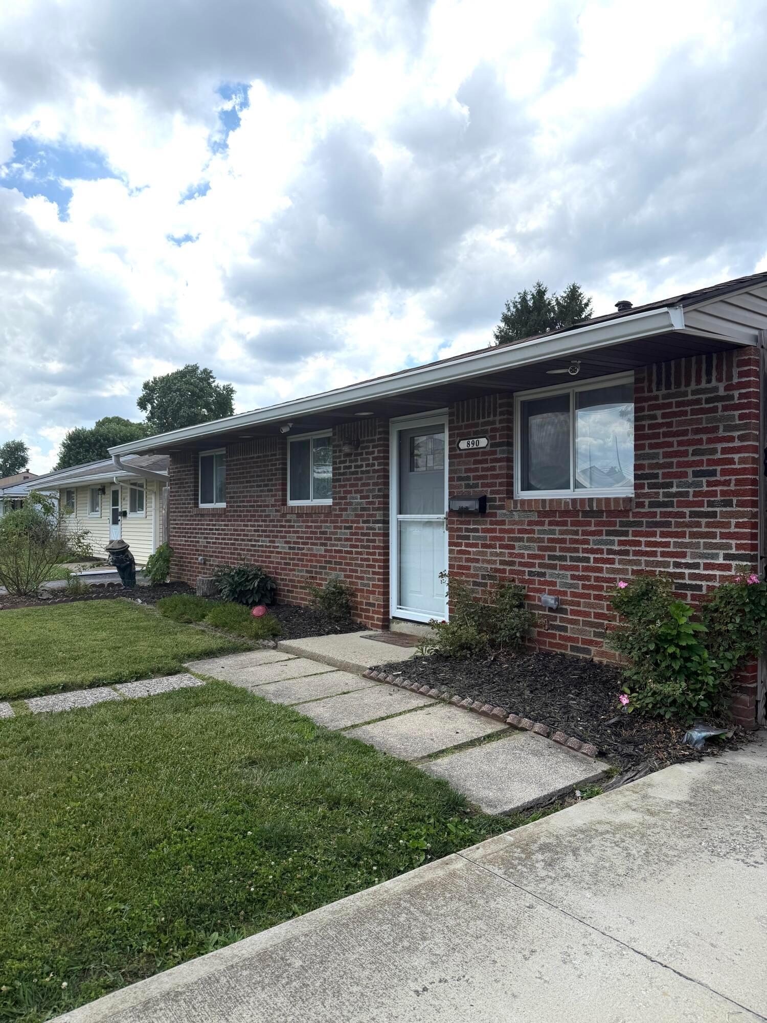 890 Bruckner Road Columbus, OH 43207 - Photo 3 of 15 IMG_7836