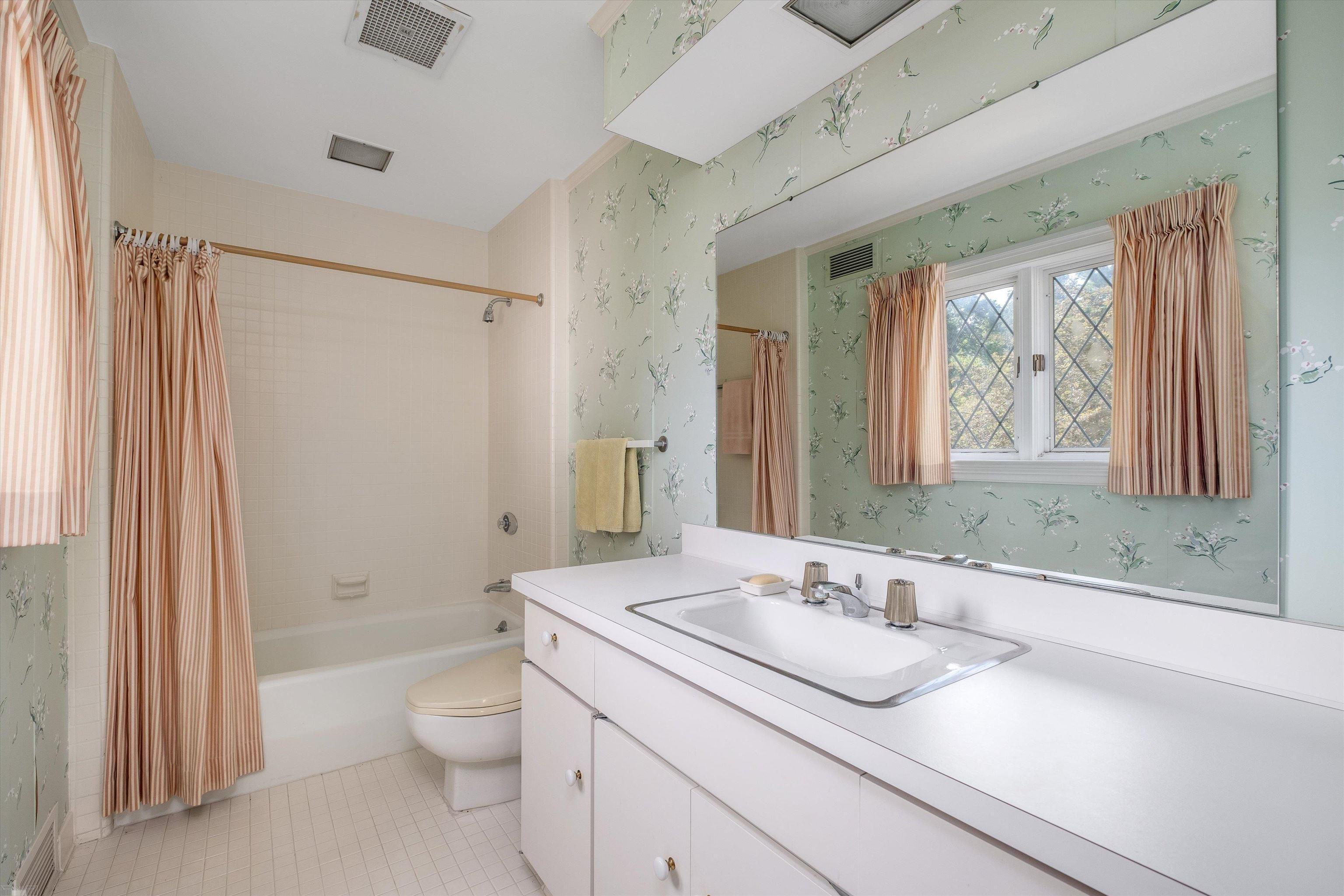 382 Provencal Road Grosse Pointe, MI 48236 - Photo 65 of 95 2nd Floor Full Bath #5
