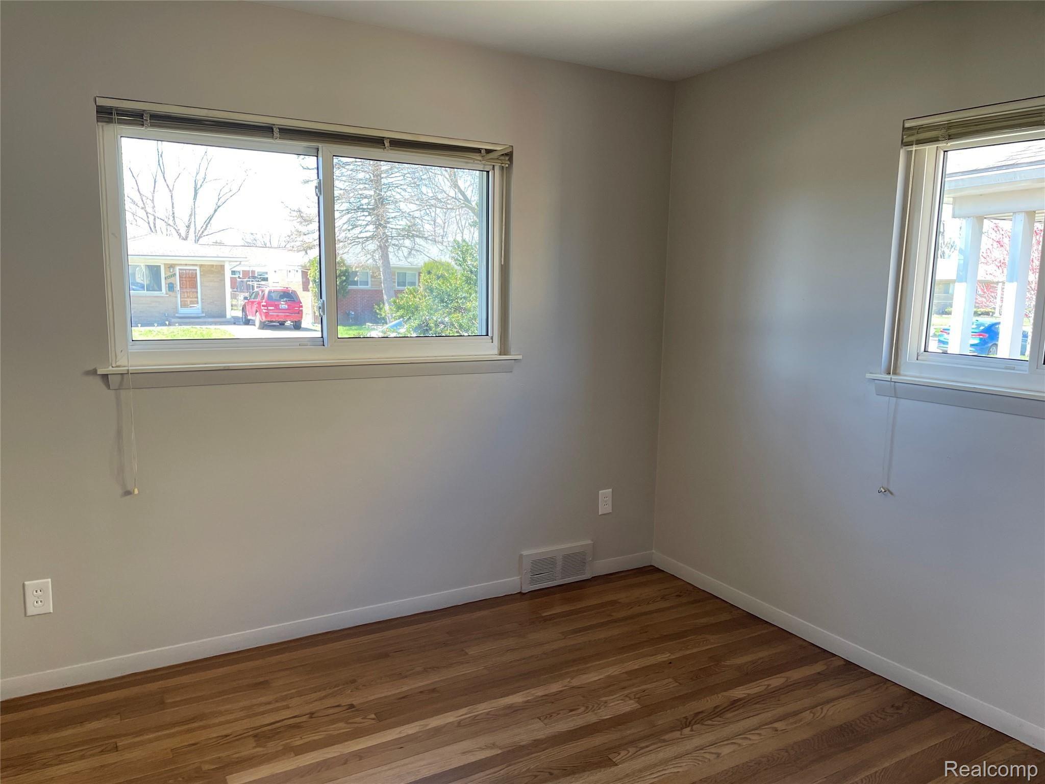 24774 Ridgecroft Avenue Eastpointe, MI 48021 - Photo 17 of 26 IMG_9630.JPG