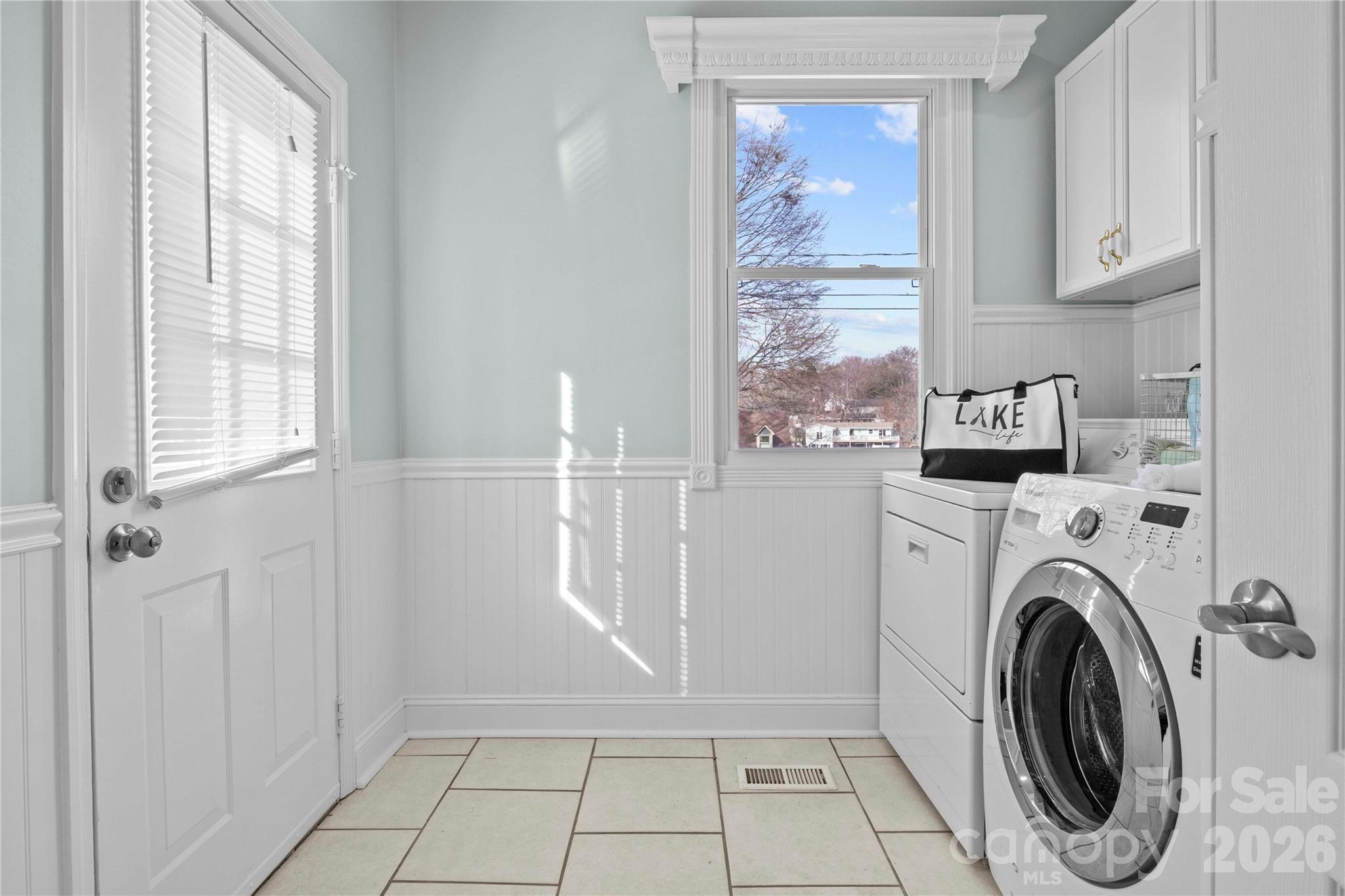 21133 Rio Oro Drive Cornelius, NC 28031 - Photo 33 of 41 a view of livingroom with washer and dryer