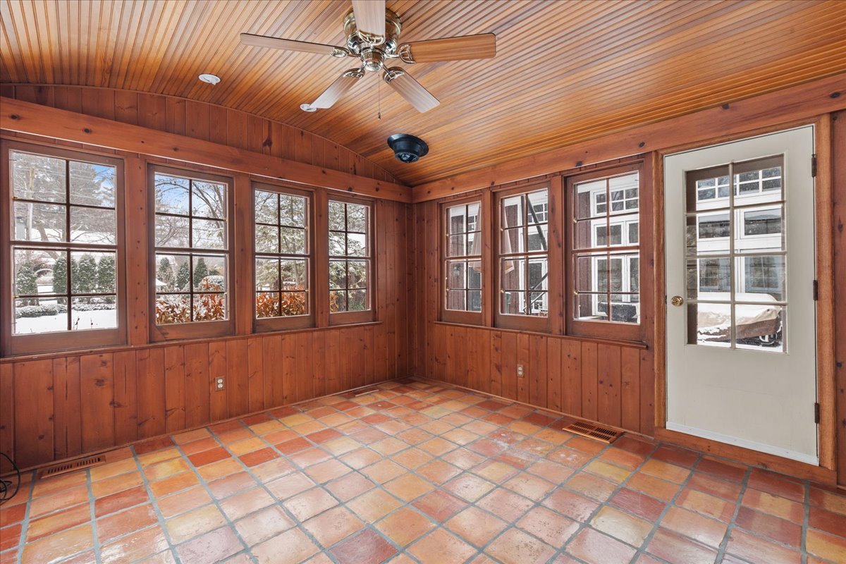 345 Sylvan Road Lake Bluff, IL 60044 - Photo 31 of 55 a view of an empty room with a window