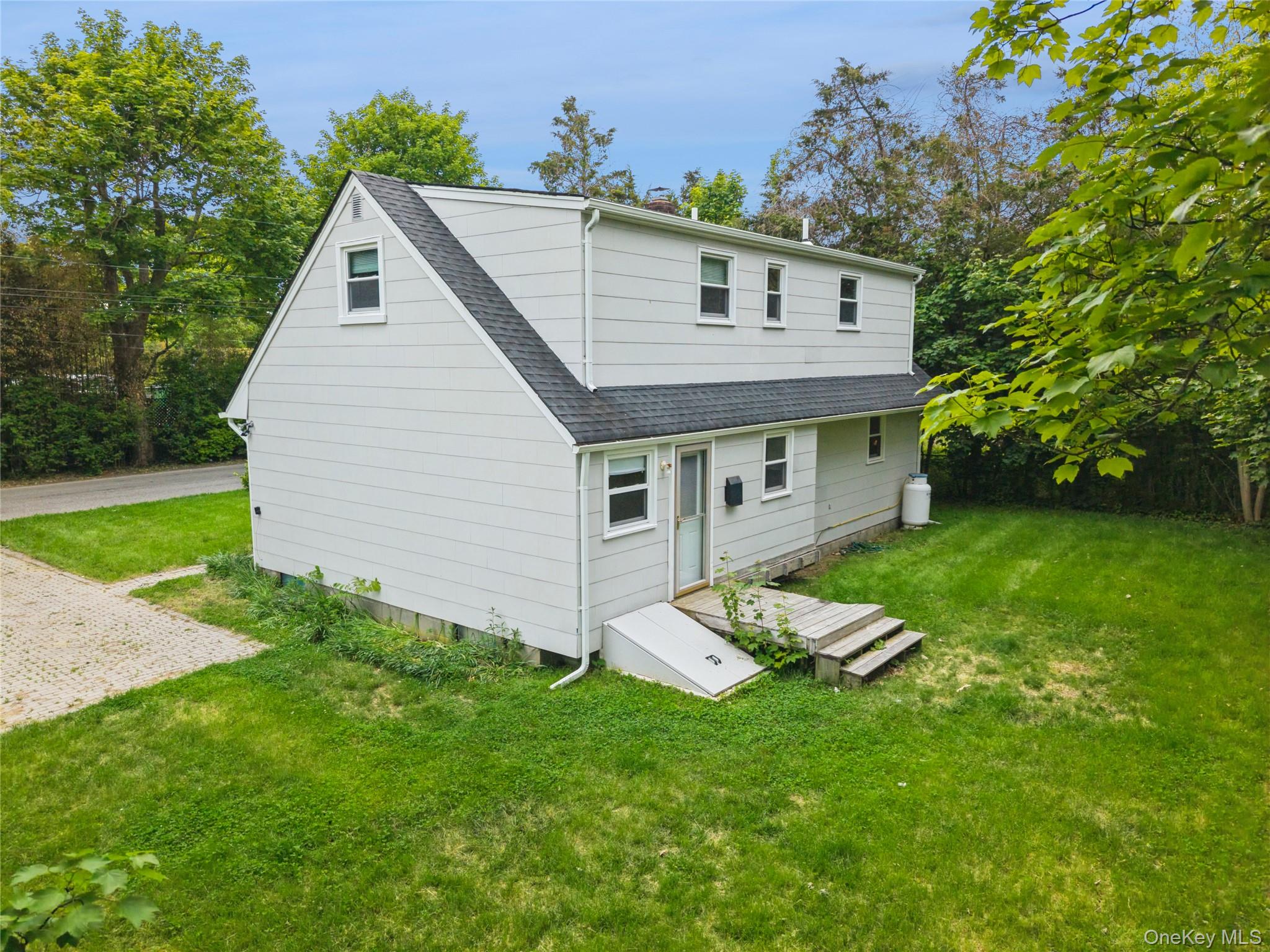 111 Miller Road Southampton, NY 11968 - Photo 5 of 29