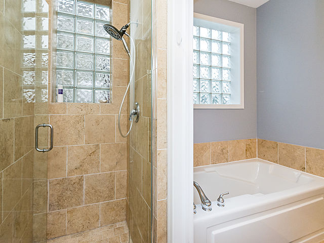 2127 West Rice Street, Unit 4E Chicago, IL 60622 - Photo 15 of 23 a bath tub sitting next to a window