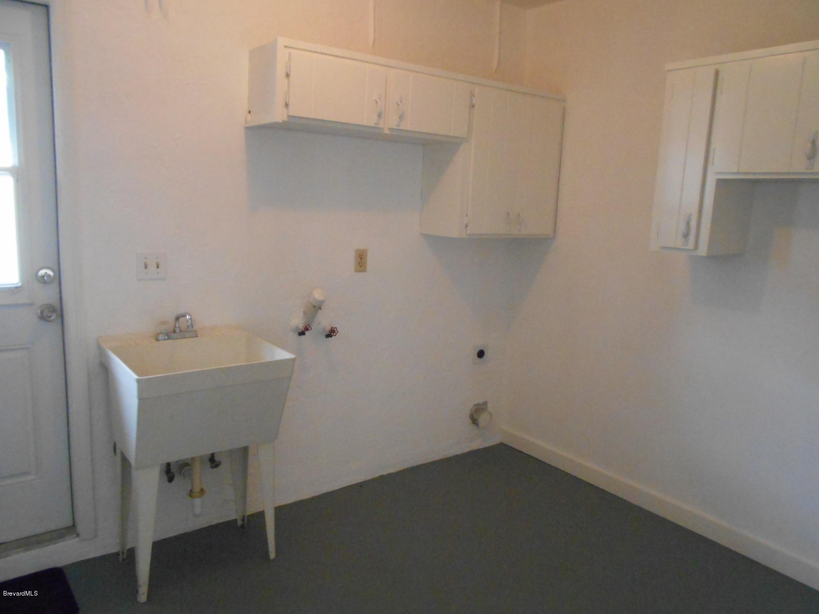 711 Airoso Road Southeast Palm Bay, FL 32909 - Photo 35 of 39 Laundry Room