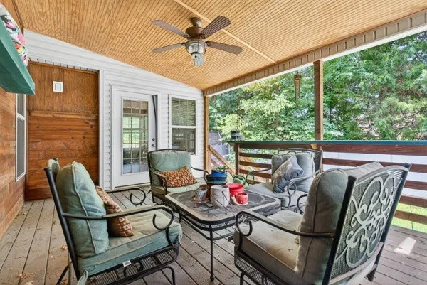 a view of a backyard