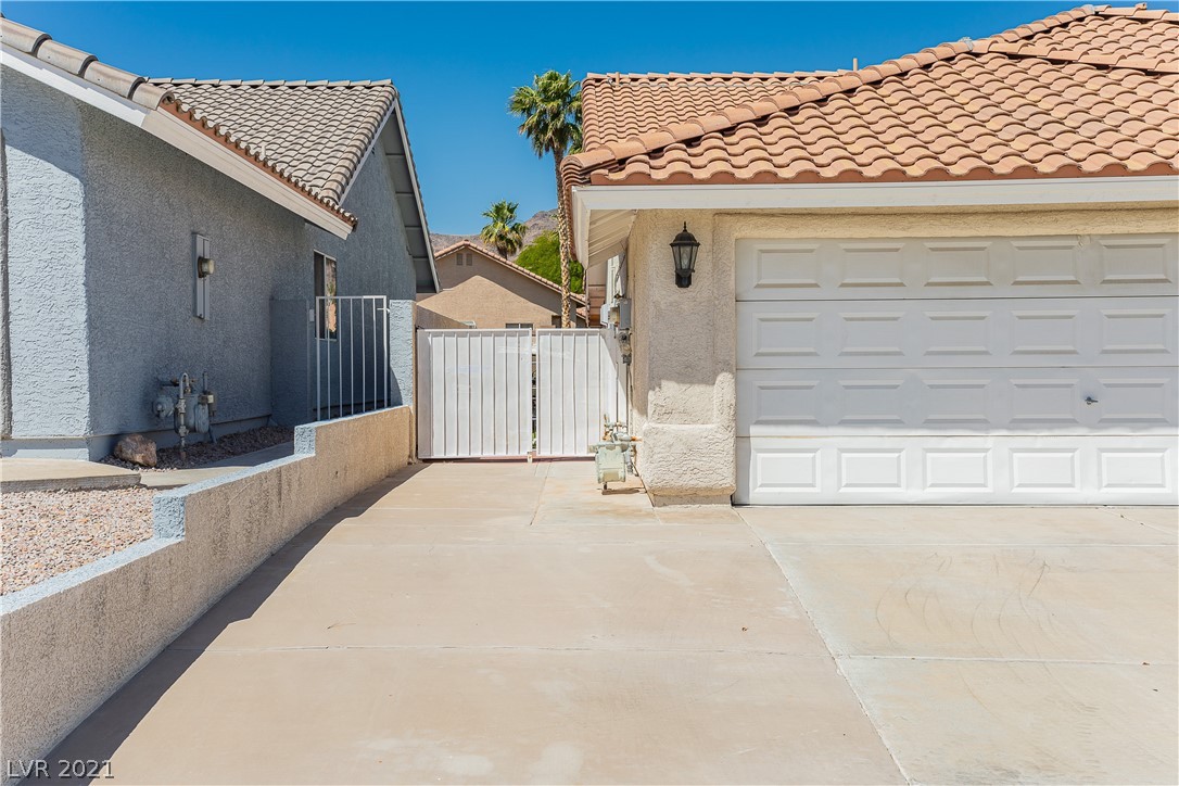 819 Coastal Beach Road Henderson, NV 89002 - Photo 3 of 42 Gallery Image 3
