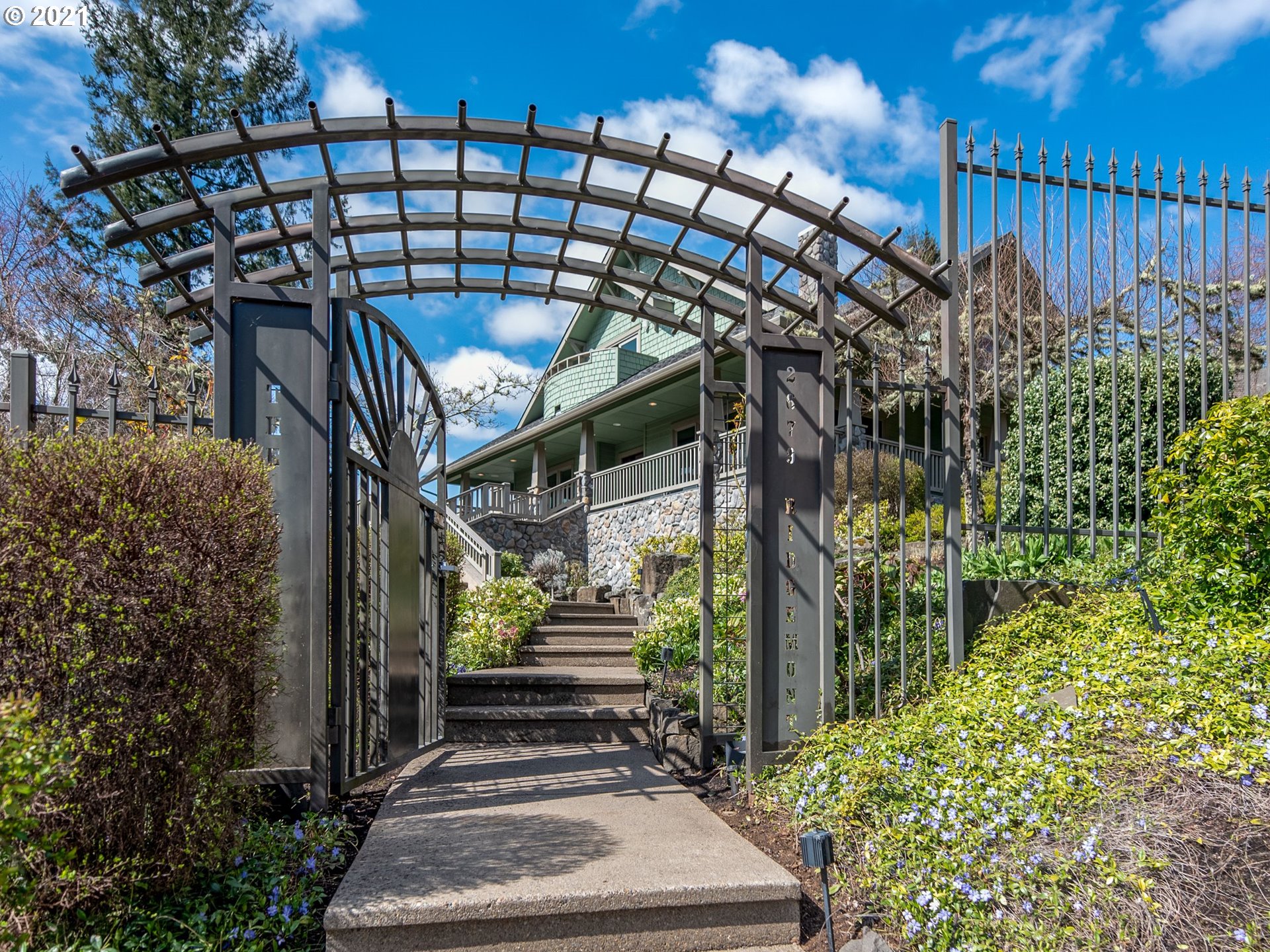 2679 Ridgemont Drive Eugene, OR 97405 - Photo 2 of 25 Gallery Image 2