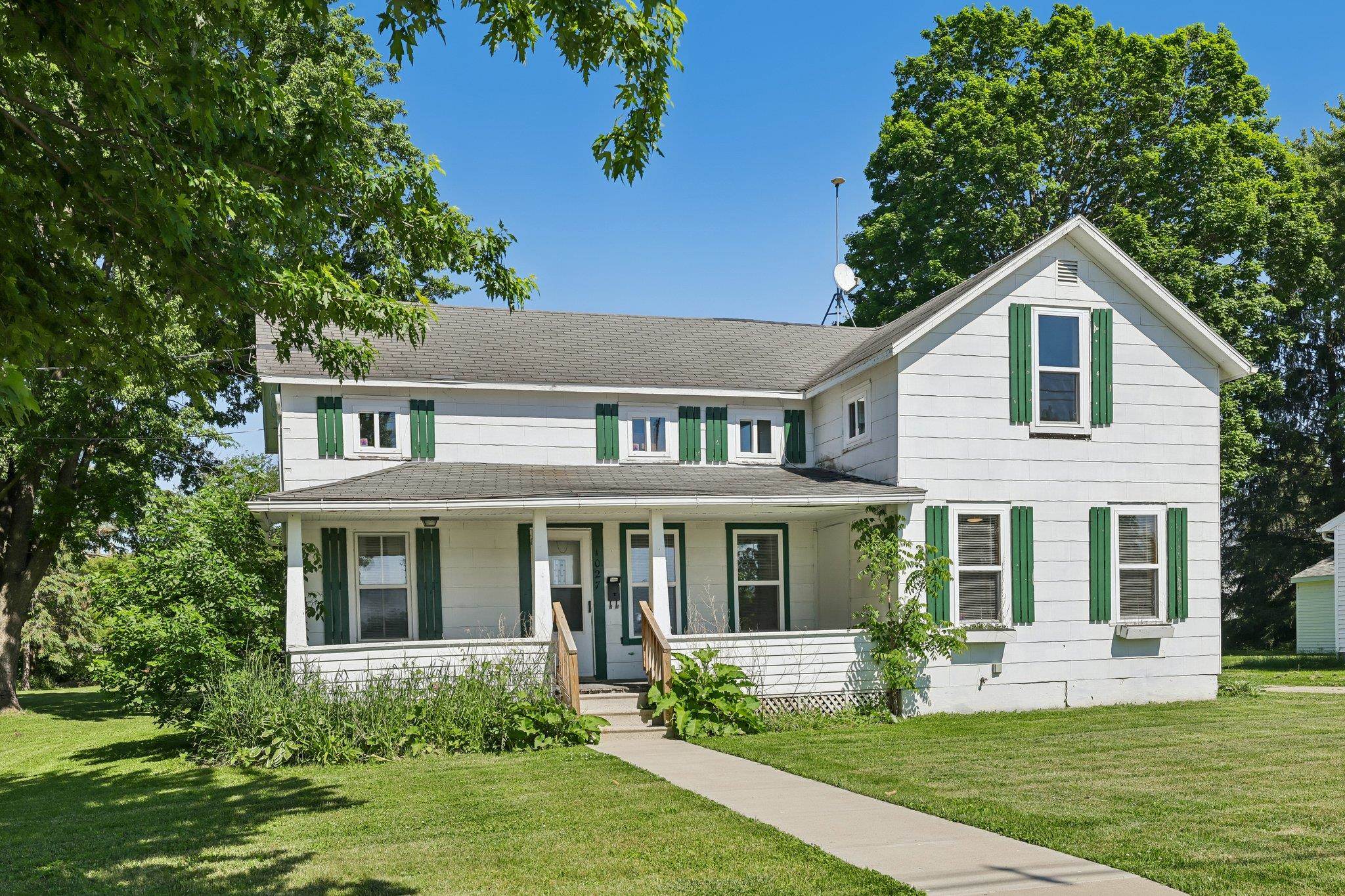 1027 Farnham Street Columbus, WI 53925 - Photo 2 of 39