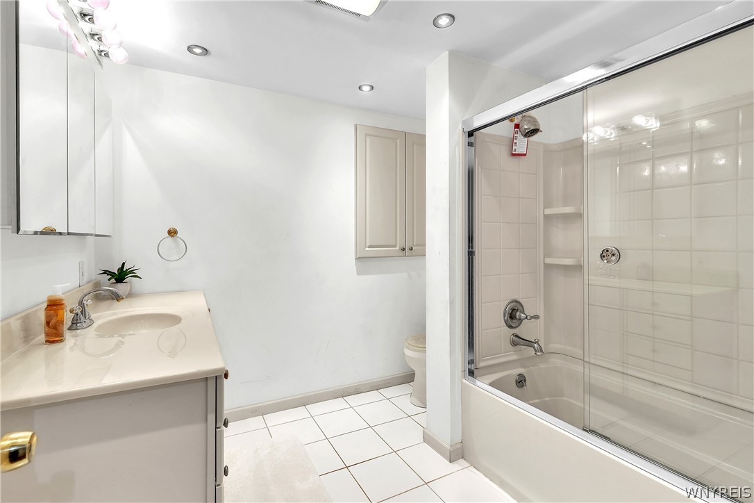 194 Exeter Road Amherst, NY 14221 - Photo 23 of 37 Full Bathroom