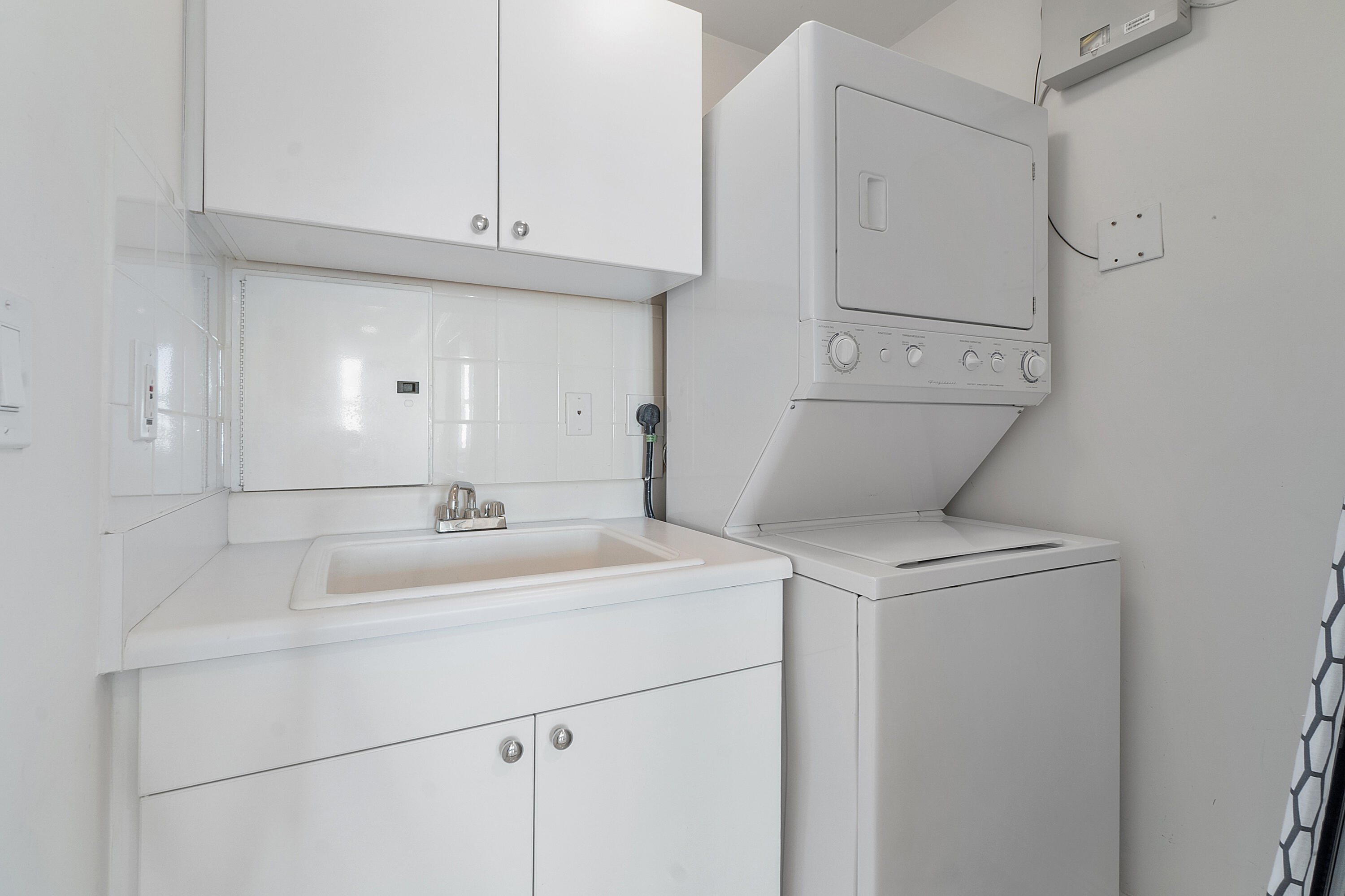 550 Southeast Mizner Boulevard, Unit B810 Boca Raton, FL 33432 - Photo 37 of 50 Laundry Room