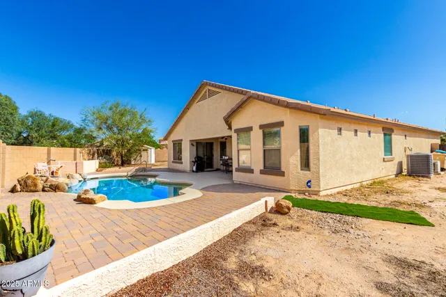 a view of a house with backyard