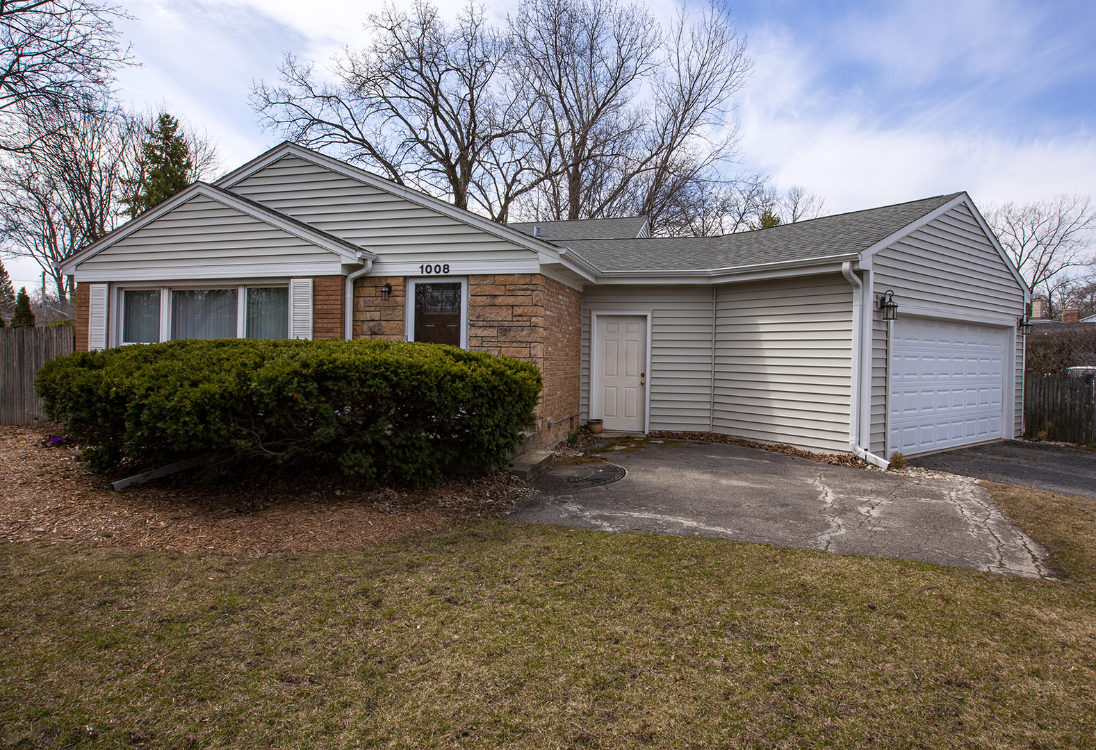 1008 Ridge Road Highland Park, IL 60035 - Photo 2 of 2 a view of a house with a garden
