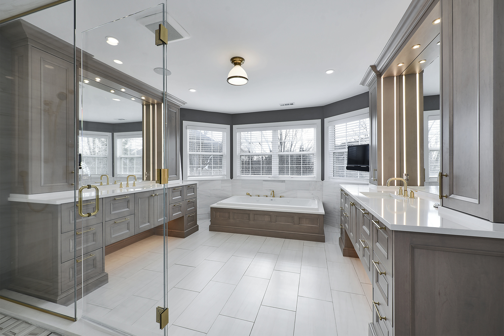 500 Stone Canyon Circle Inverness, IL 60010 - Photo 19 of 33 a large bathroom with a large tub and sink