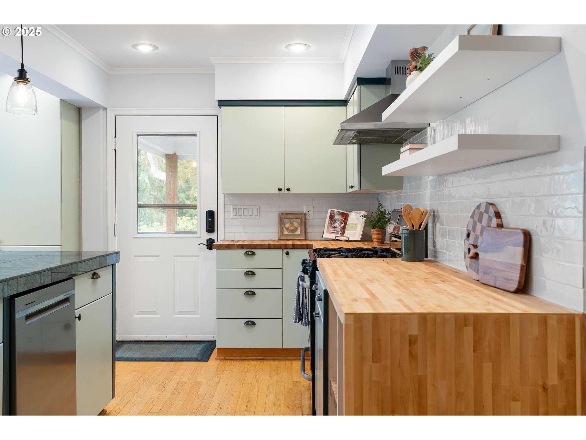 6413 Southwest Brugger Street Portland, OR 97219 - Photo 10 of 48 Gallery Image 10