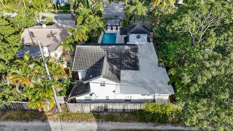 a view of entryway with a yard