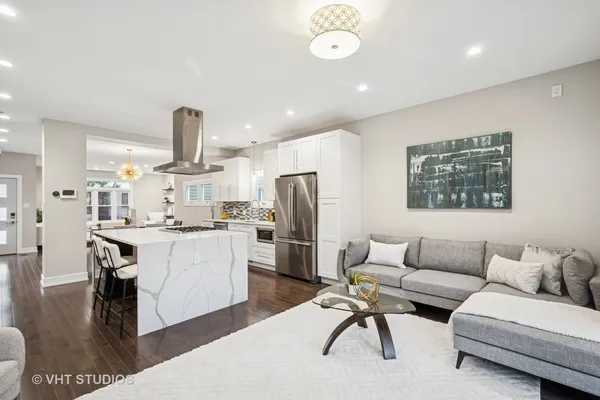 $4,800 | 3125 South Giles Avenue, Unit 3125, Chicago, IL 60616