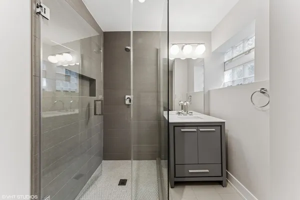 $4,800 | 3125 South Giles Avenue, Unit 3125, Chicago, IL 60616