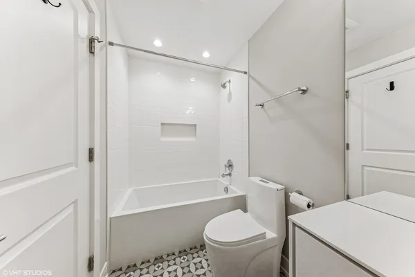 $4,800 | 3125 South Giles Avenue, Unit 3125, Chicago, IL 60616