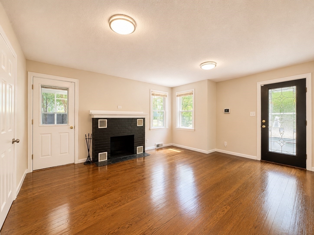 4 Wolfe Street Springfield, MA 01020 - Photo 7 of 24