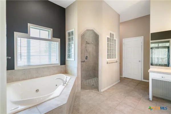 $615,000 | 123 Northwood Drive, Cuero, TX 77954