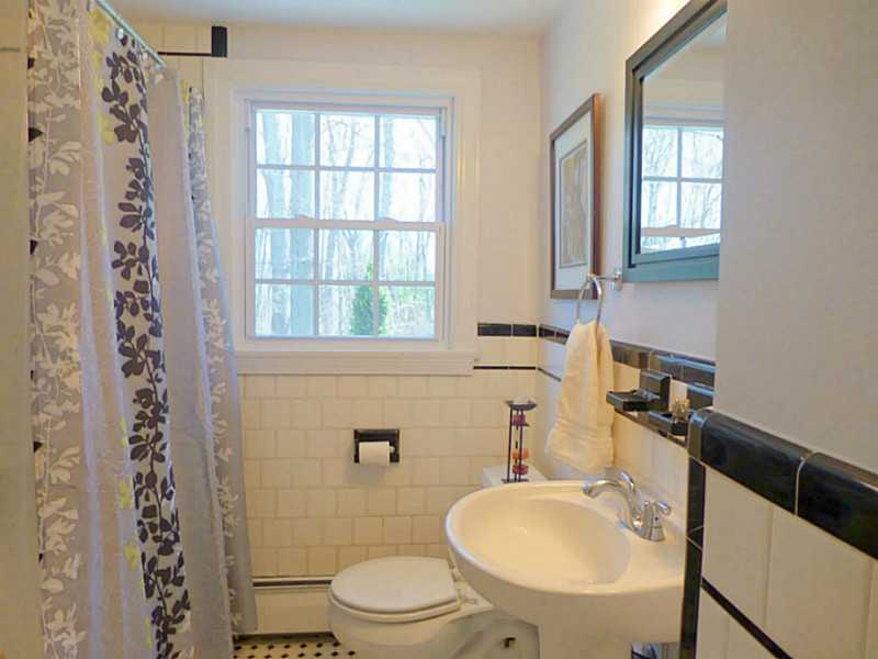 425 Sowams Road Barrington, RI 02806 - Photo 7 of 14 Bathroom. First FLoor Bath