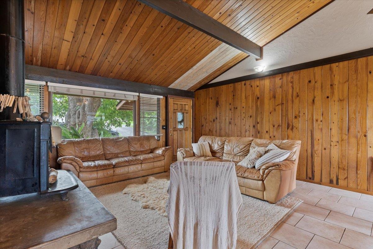 11 Keola Place Makawao, HI 96768 - Photo 16 of 45 a living room with furniture