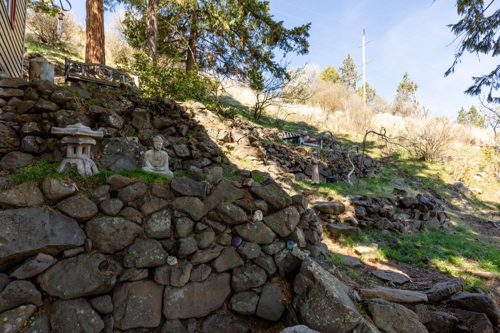 402 Riverside Drive Klamath Falls, OR 97601 - Photo 11 of 30 Gardening beds
