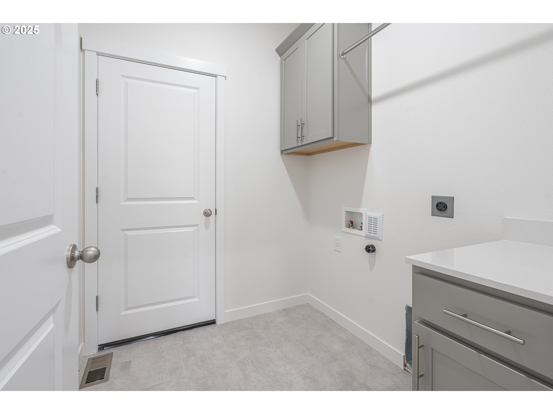 665 Parker Loop Silverton, OR 97381 - Photo 21 of 38 a kitchen with white cabinets and white appliances