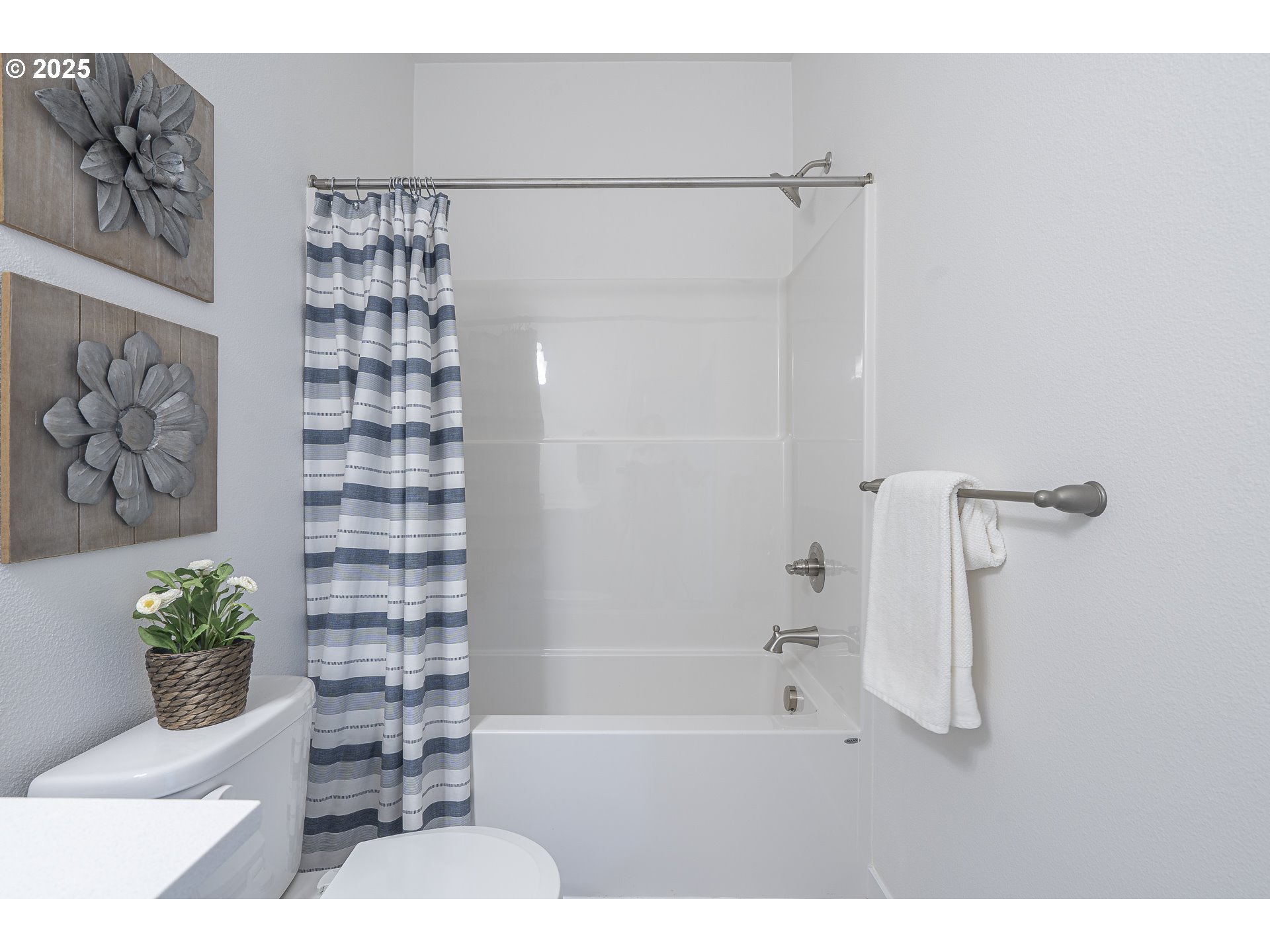 665 Parker Loop Silverton, OR 97381 - Photo 27 of 38 a bathroom with a bathtub and a shower