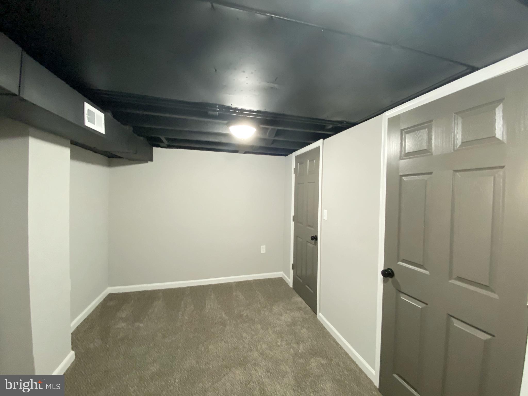 708 Devonshire Road Baltimore, MD 21229 - Photo 14 of 20 Family room