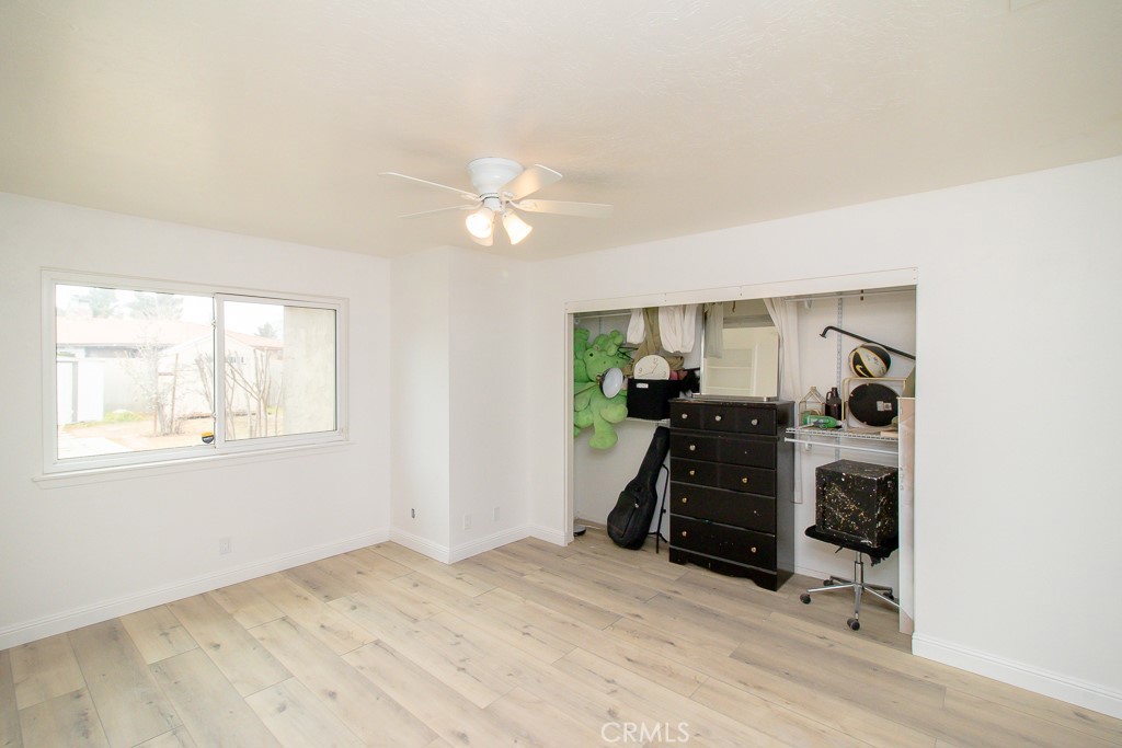 20376 Tonawanda Road Apple Valley, CA 92307 - Photo 38 of 67 a view of a livingroom with a workspace