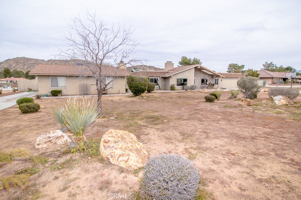 20376 Tonawanda Road Apple Valley, CA 92307 - Photo 4 of 67 a view of a house with a yard