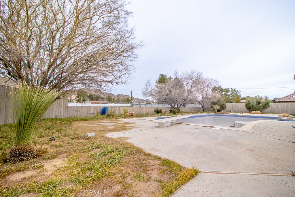 20376 Tonawanda Road Apple Valley, CA 92307 - Photo 42 of 67 a view of a yard with a large tree