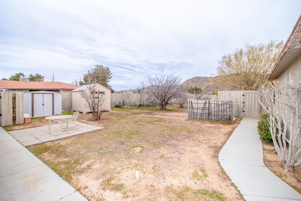 20376 Tonawanda Road Apple Valley, CA 92307 - Photo 66 of 67 a view of a backyard of the house