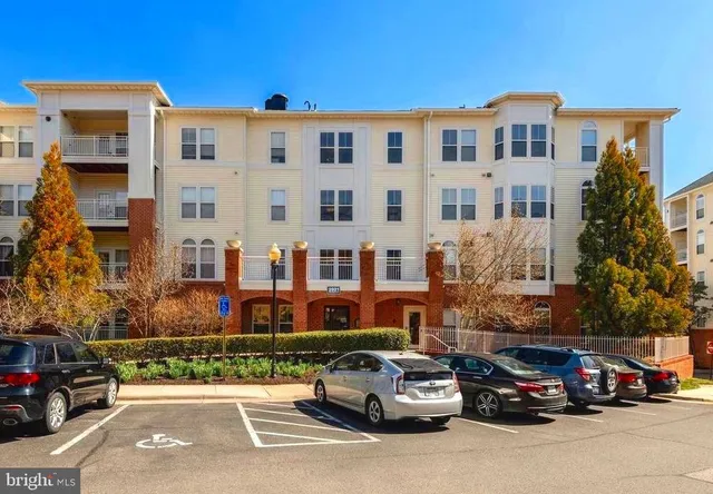 $2,450 | 2921 Deer Hollow Way, Unit 116, Fairfax, VA 22031