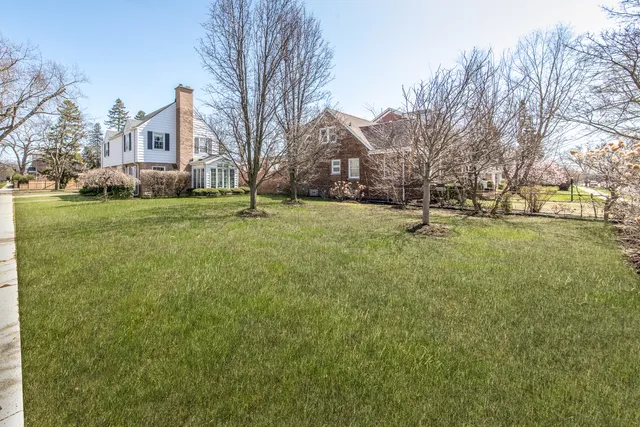 a view of a yard with a house