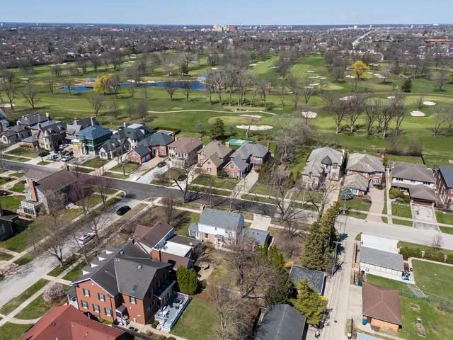 a sign that is sitting on a brick wall