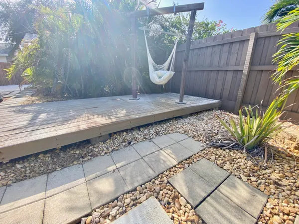 a view of a backyard